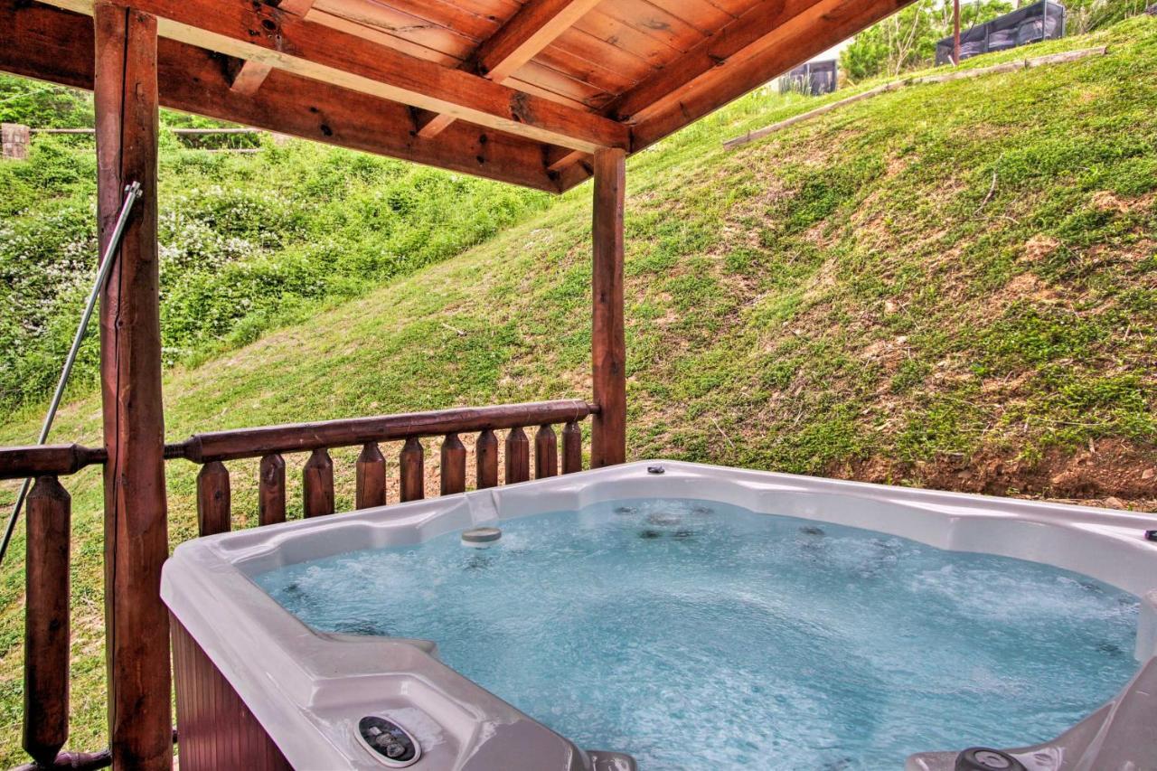 Expansive Gatlinburg Cabin Hot Tub, Deck And Grill! Экстерьер фото